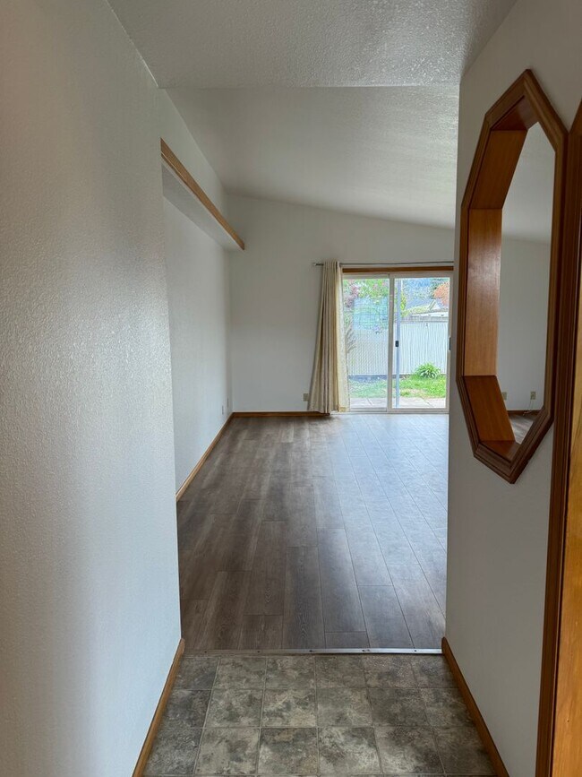 Building Photo - 3 Bedroom 2 Bathroom house in wonderful ne...