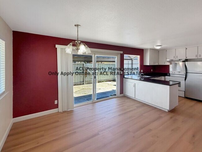 Foto del edificio - Spacious & Upgraded 4-Bedroom Townhouse in North Fremont!