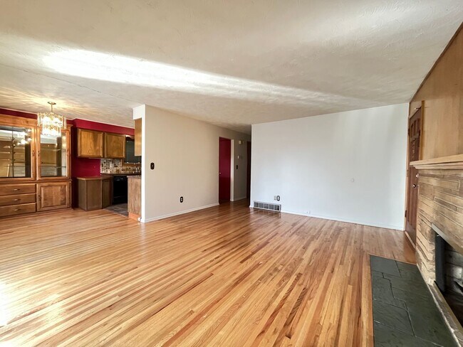 Building Photo - Price Reduced, available on a 6-month leas...