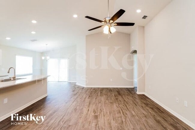 Building Photo - 121 Foxtail Loop