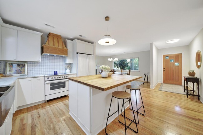 Foto del edificio - Luxury Living in Elegant Country Club Heig...