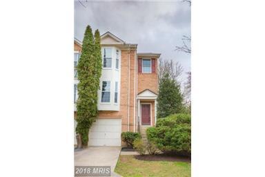 Primary Photo - 3 LEVEL TOWNHOUSE WITH 1 CAR GARAGE END UN...