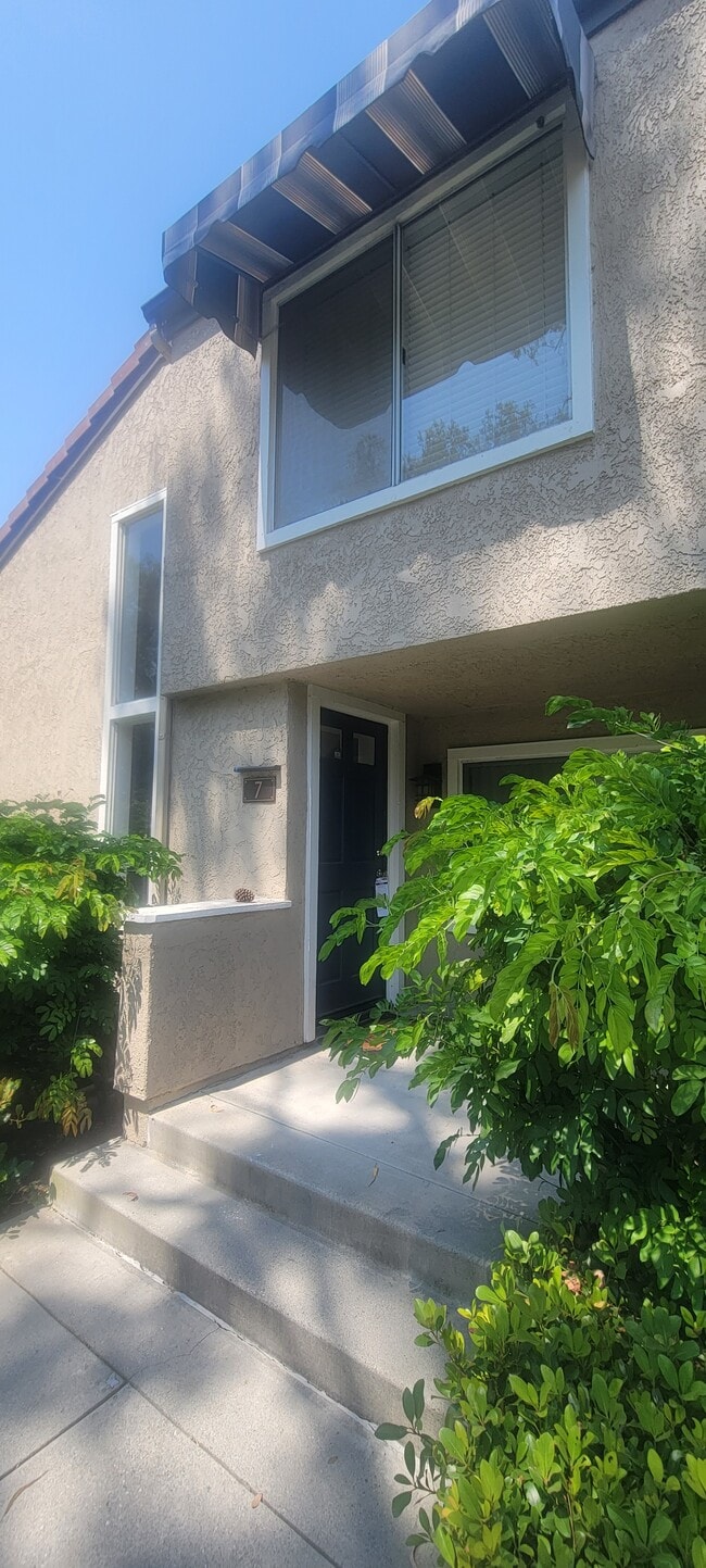 Building Photo - 7 Stanford Ct