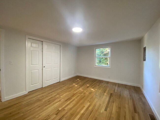 Building Photo - Des Moines charmer with spacious yard