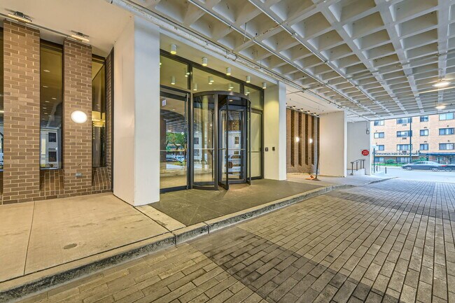 Building Photo - 6033 N Sheridan Rd