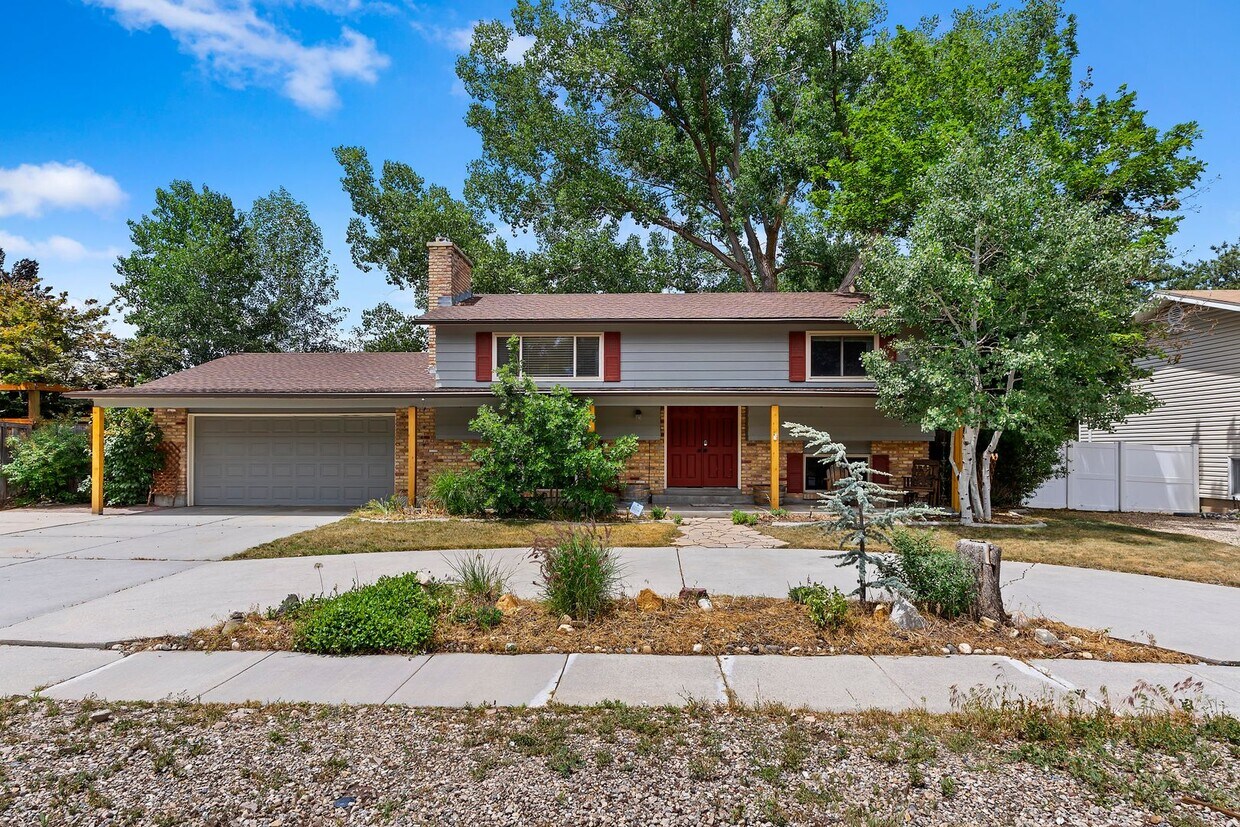Foto principal - Cozy & Beautiful 4-Bed, 2-Bath Sandy Home ...
