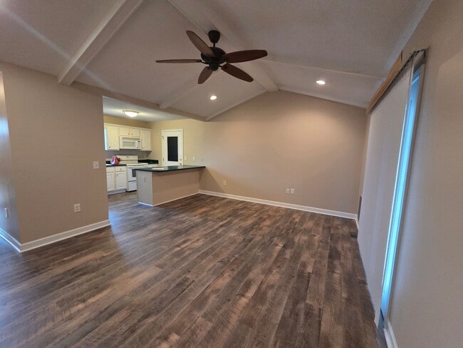 Foto del edificio - One story ranch 2b 2b  2 car garage level fenced back yard