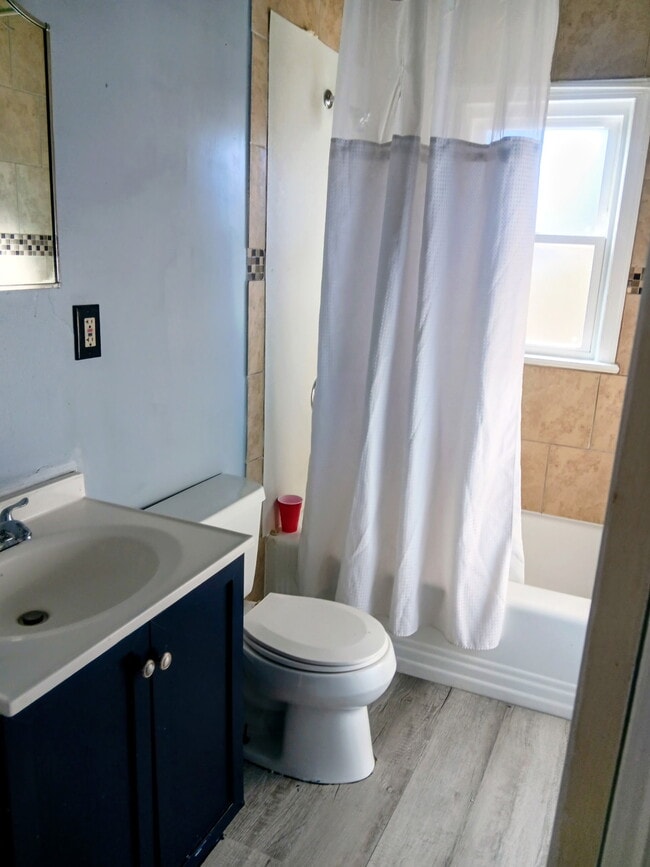 Foto del edificio - 2201 Floral Park Rd