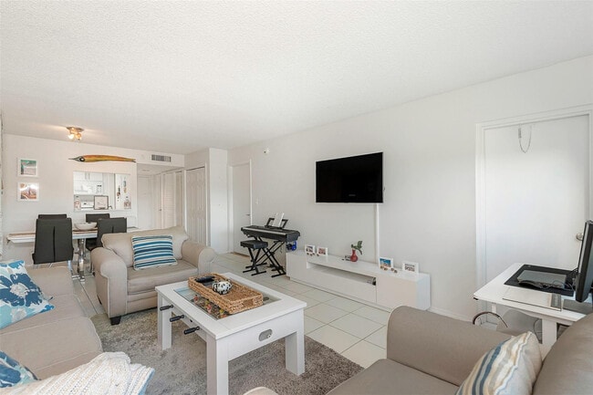 Building Photo - 100 Lakeview Dr