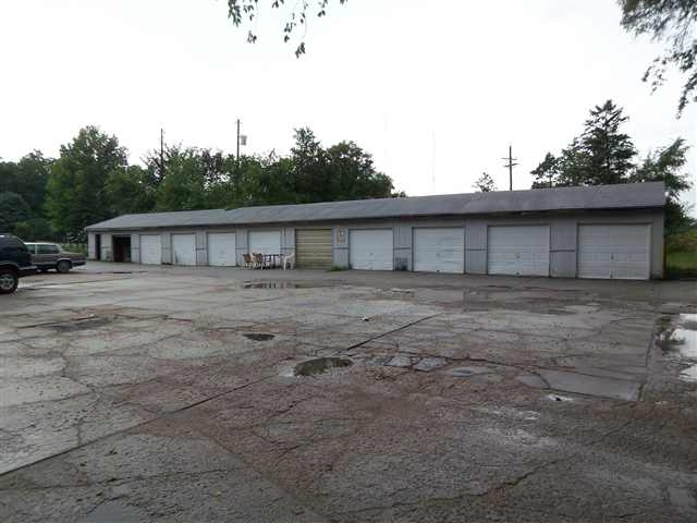 Parking Area - Oak View Apartments