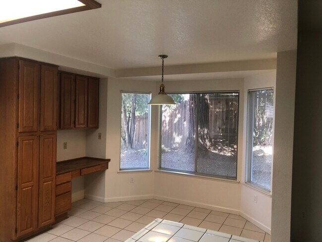 Foto del edificio - SPACIOUS 5 bed 3 full bath home in Rocklin