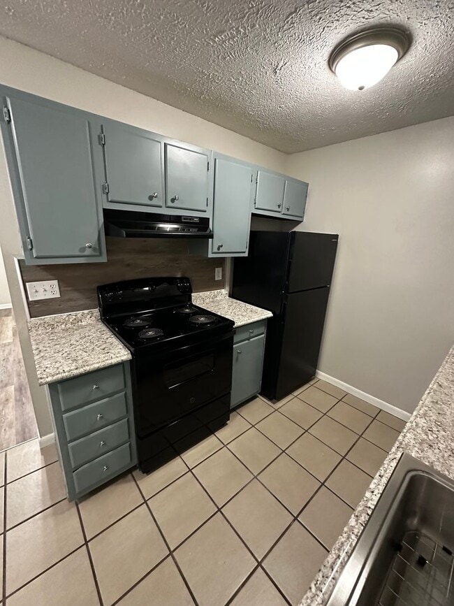 Foto del edificio - Newly Renovated 1 Bedroom, available Mid A...