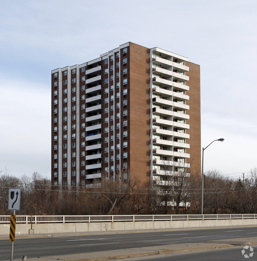 Building Photo - Round Hill Apartments