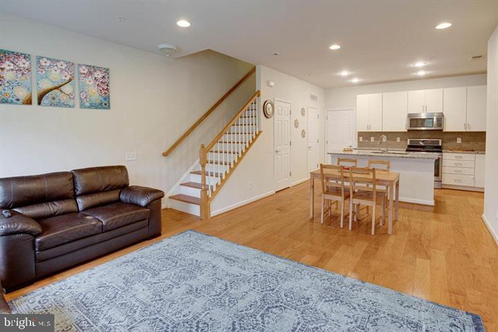 Primary Photo - 2996 Rittenhouse Cir