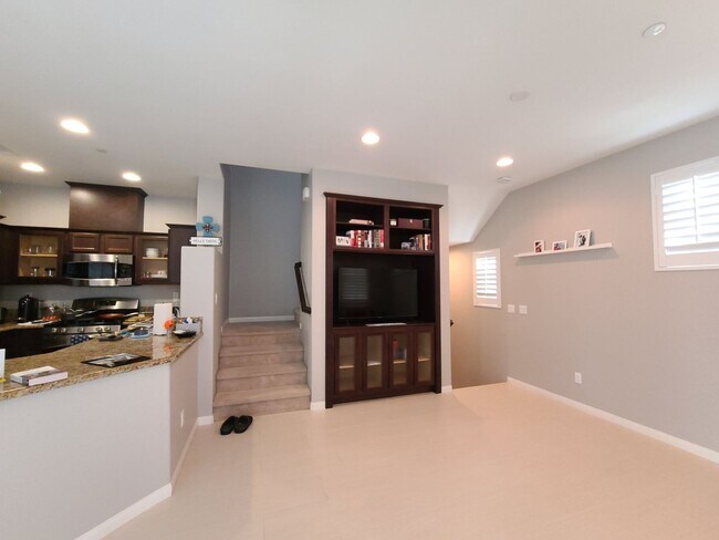 Building Photo - Spacious Oceanside Townhome in Gated Commu...