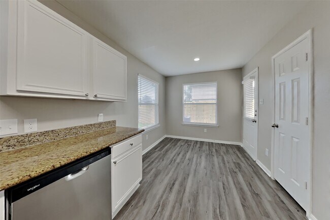 Foto del edificio - 6746 Windy River Ln