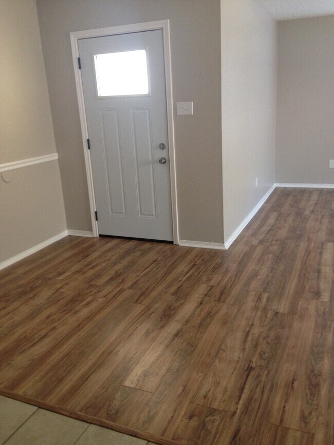 Foto del edificio - 927 Three Forks Dr