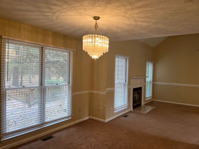 Building Photo - Must see! 3 bedroom, 2 bathroom house near...