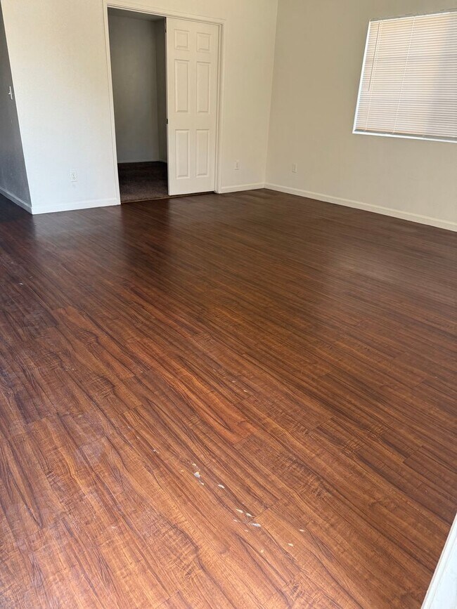 Foto del edificio - 3 BEDROOM 2 BATHROOM DUPLEX -