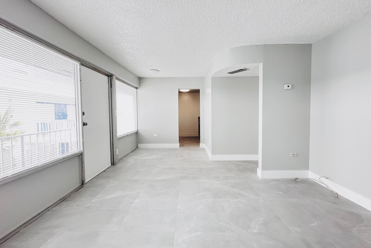 Foto principal - 2bd/1bath with Central AC