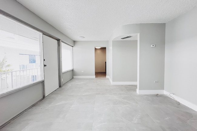 Building Photo - 2bd/1bath with Central AC