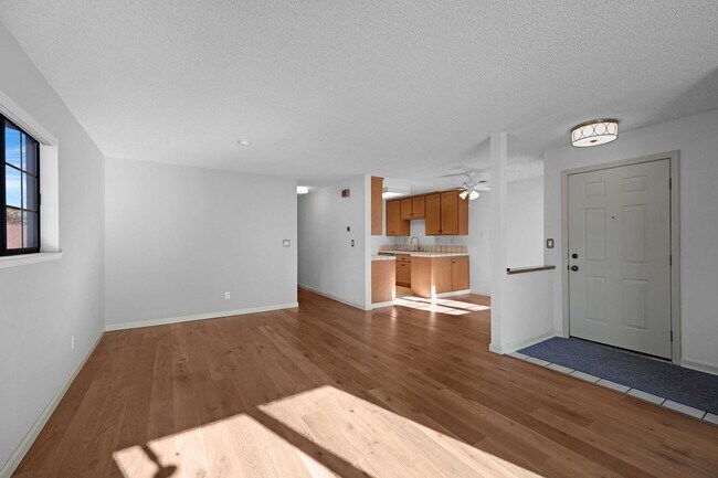 Foto del edificio - Update and Move-In Ready, 2BD/2BA, End-Unit Upper-Level Condo in Fostoria Terrace- DANVILLE