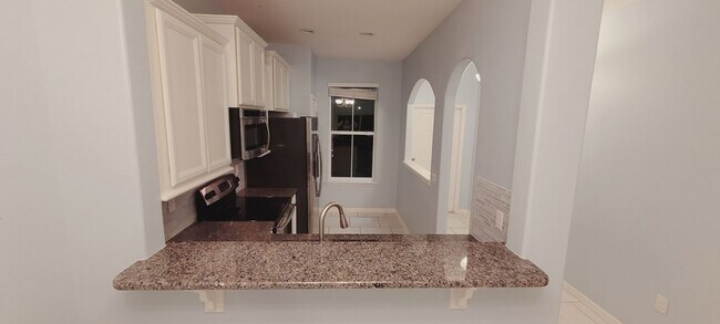 Building Photo - 3/2 End Unit Townhome in Grande Champion