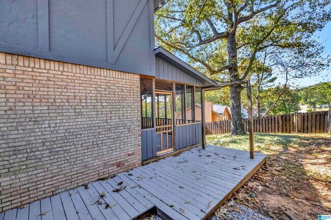 Foto del edificio - 713 Cahaba Manor Dr