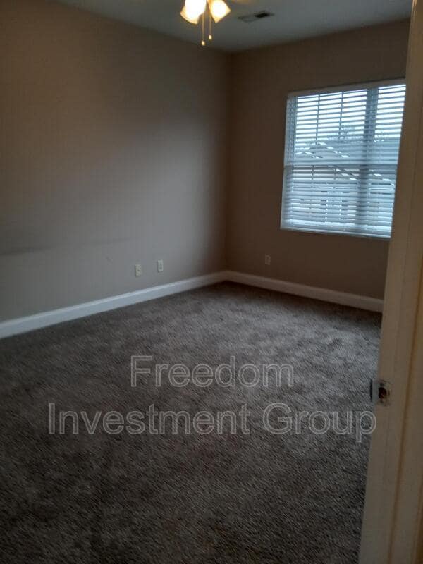 Building Photo - 127 Stonegate Cir