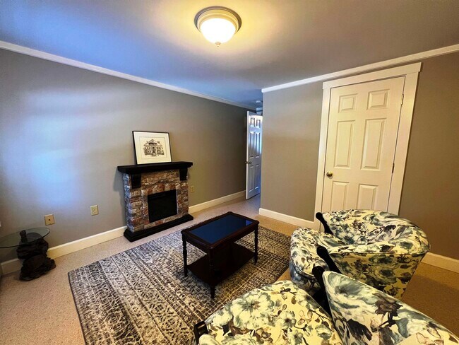 Building Photo - 4450 Duck Pond Rd