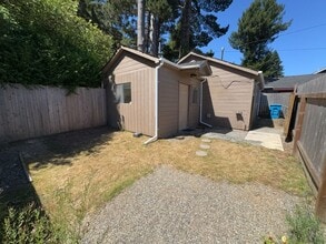 Building Photo - 360 1/2 Pleasant Ave