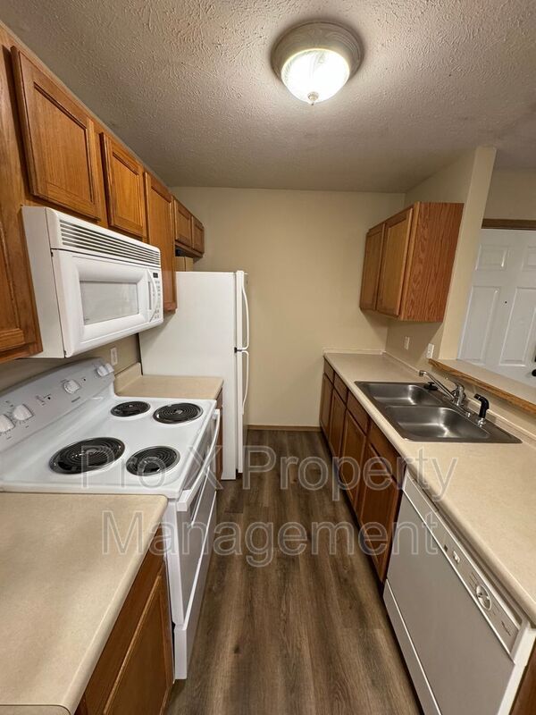 Building Photo - 2123 Southfork Dr