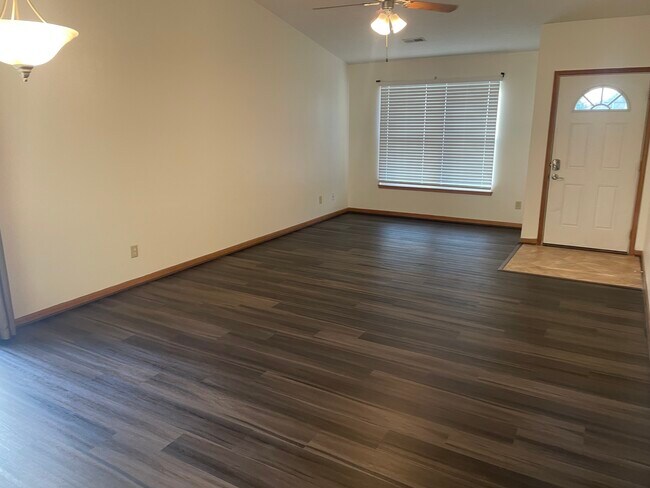 Foto del edificio - 2719 Buttonwood Dr