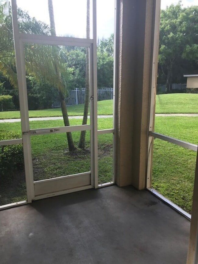 Foto del edificio - Large 3 bedroom with garage