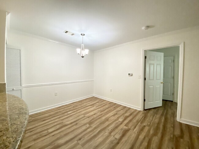 Foto del edificio - First Floor, Two Bedroom, Two Bathroom updated Condo!
