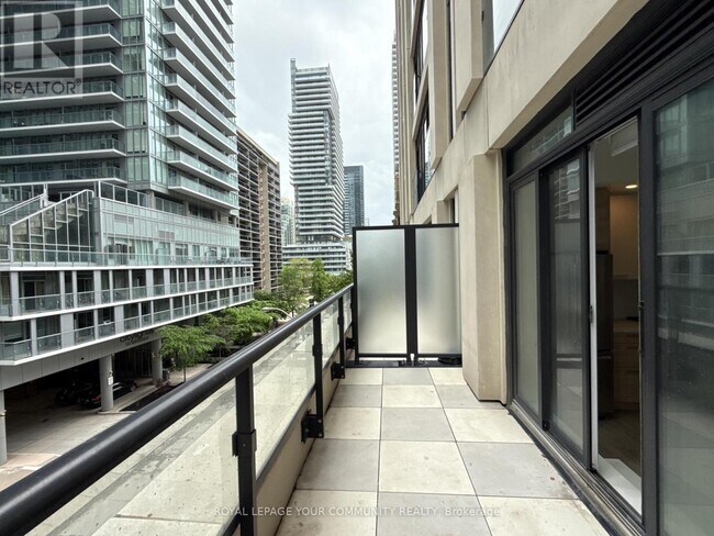 Photo du bâtiment - 200 Redpath Ave