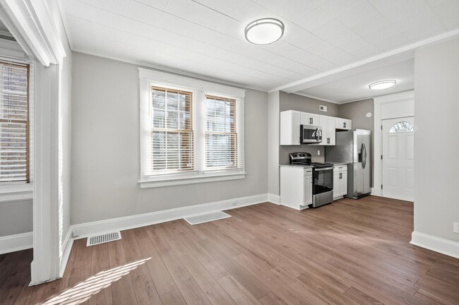 Building Photo - 2905 Robertson Ave