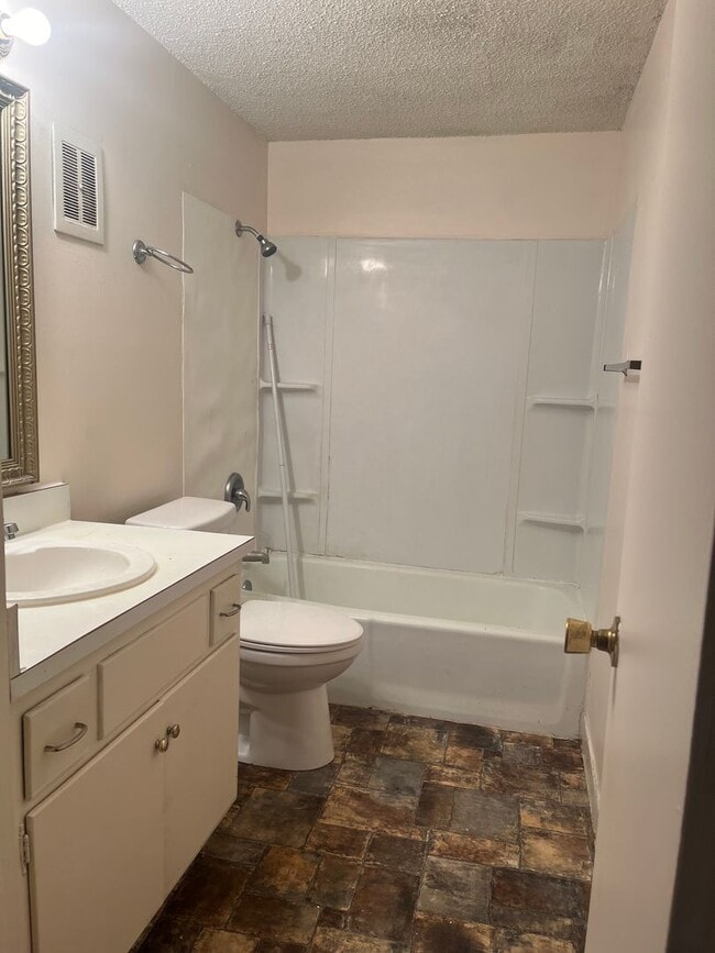 Building Photo - LARGE 2-3 BEDROOM HOME IN QUIET AREA WITH ...