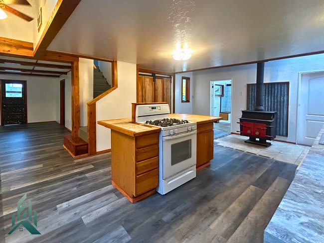 Building Photo - Peaceful Home Among the Evergreens in Eddy...