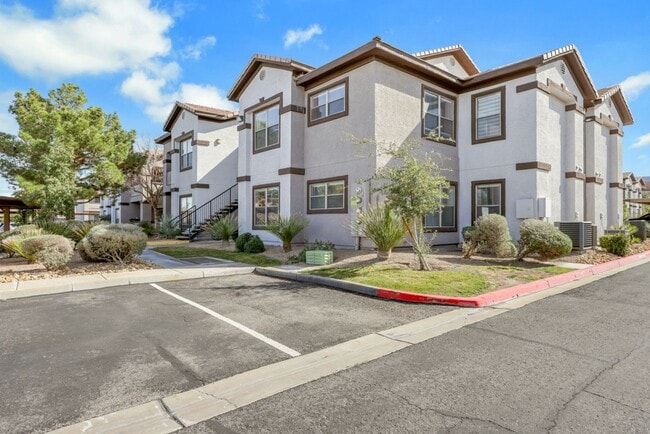 Foto del edificio - Bright Ground-Floor Condo in Gated Traverse Point with Pool & Spa Amenities