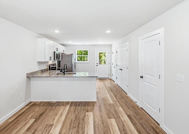 Building Photo - 261 Vanderbilt Rd
