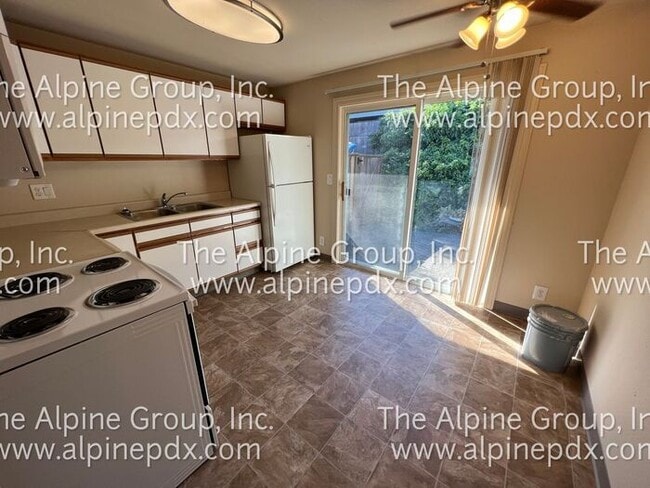Building Photo - Pet Friendly 2 Bedroom in Tri-plex with ne...