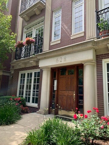 Primary Photo - 628 W Wrightwood Ave