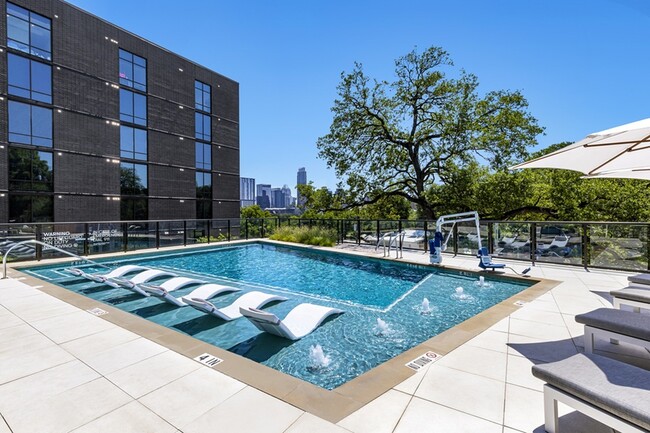 Building Photo - Luxury 1-Bedroom Apartments: Modern Comfor...