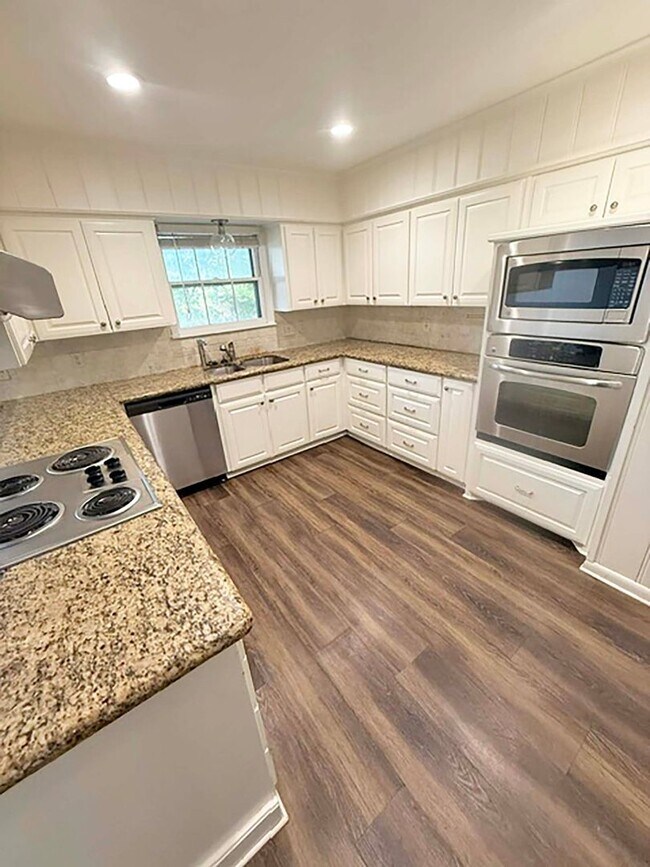 Foto del edificio - 2710 Crestwood Pl