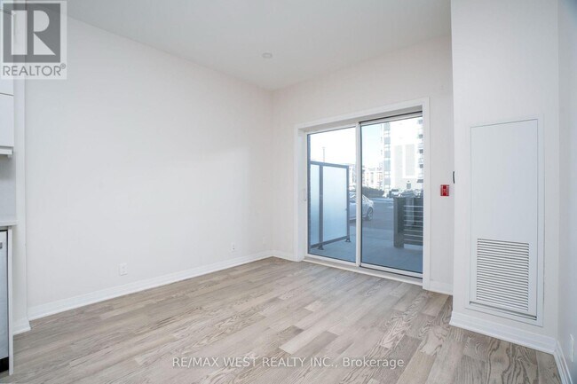 Photo du bâtiment - 102 Grovewood Common