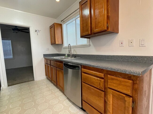 Foto del edificio - Three Bedroom One Bathroom Home in Sacramento