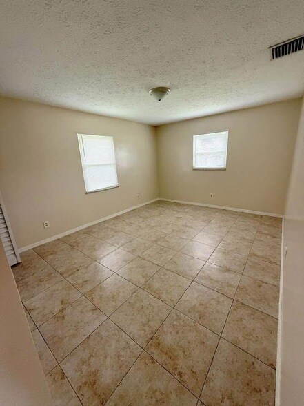 Building Photo - 134 SE Whitmore Dr