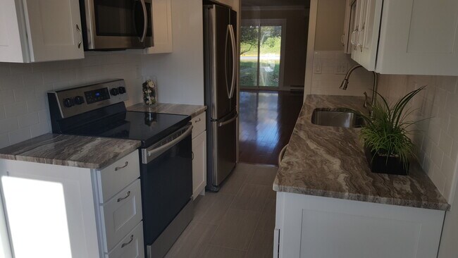 Building Photo - 11 Cedarland Ct