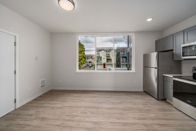 Building Photo - TOP FLR! Modern Amenities + Secured Buildi...